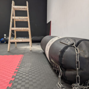 Boxsack liegend während der Renovierung des Kampfsportstudions Haki-Schmiede in Lünen-Gahmen