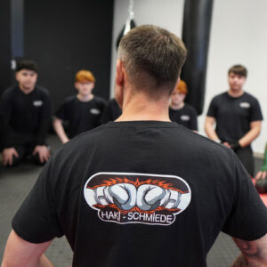 Logo der Haki-Schmiede auf T-Shirt des Trainer